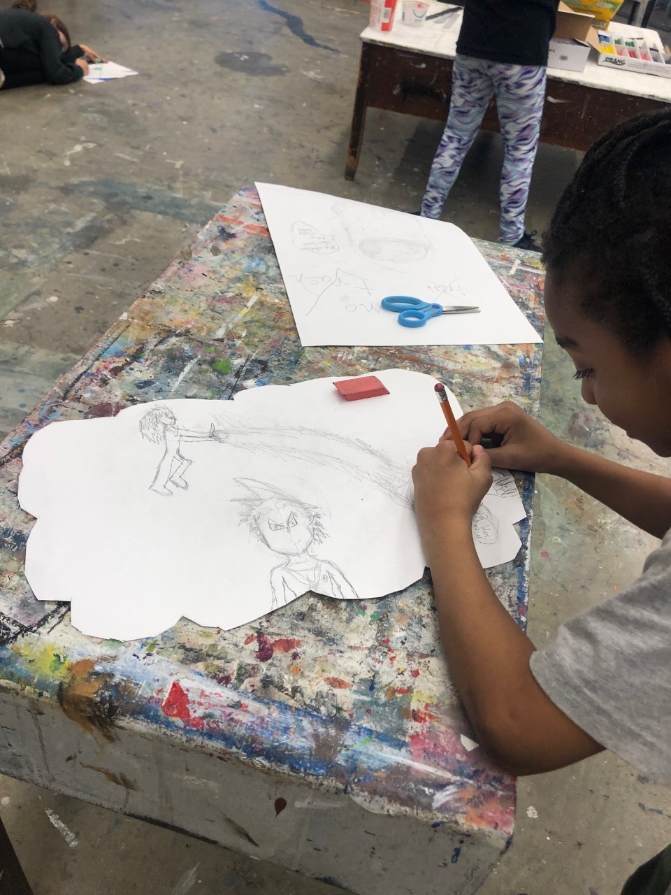 A student drawing at the 2023 Saturday Art Program.